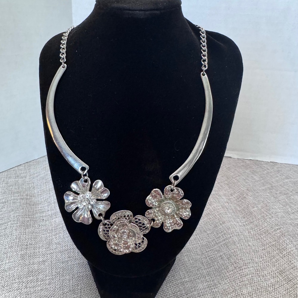 Silver Tone Flower Statement Necklace‎ Rhinestone Floral Fashion Jewelry